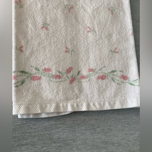 Set of 2 White with Pink Rosebuds Bath Towels Signature by Fieldcrest Mills - Picture 3 of 8